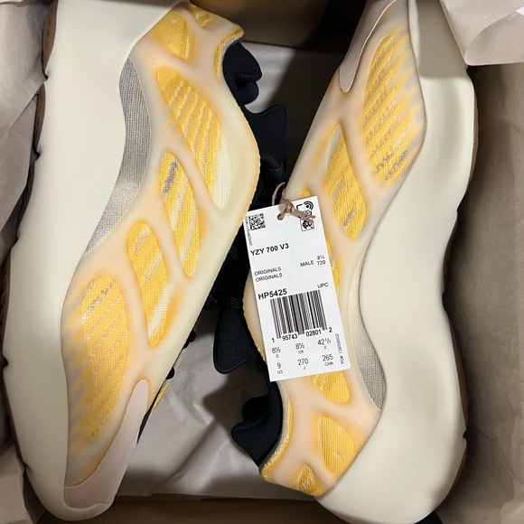 YEEZY 700 - Picture 1 of 4
